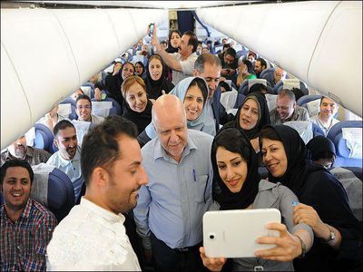 سلفی وزیر نفت دولت دوازدهم با خبرنگاران در هواپیما