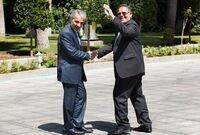 ژست جالب ولی الله سیف و نوبخت پس از جلسه هیات دولت