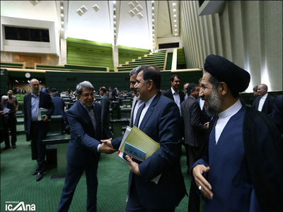آخوندی از طریق تابش به نمایندگان مجلس خانه و زمین داد تا استیضاح نشود!/ اگر استیضاح‌کنندگان آخوندی از کسی امتیاز گرفته بودند، او خبرش را به سازمان ملل هم می‌داد!
