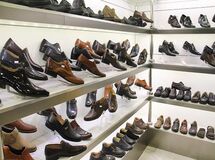 فروش کفش در سال جاری 50 درصد کاهش یافت/ واردات و قاچاق صنعت تولید کفش را در آستانه ورشکستگی قرار داد