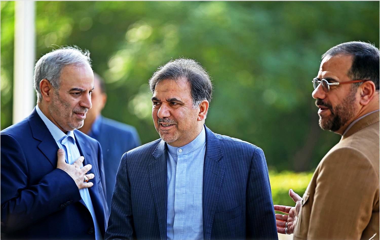 وزیر راه و شهرسازی: نمیتوانیم قیومیت مردم در بازسازی مناطق زلزلهزده بر عهده بگیریم