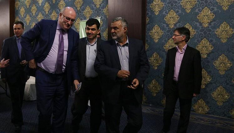 12 هزار هکتار از عرصه  گرد و خاک تا پایان سال مالچ پاشی می شود/ مرطوب سازی کانون های گرد و غبار هندیجان، مارون و زهره
