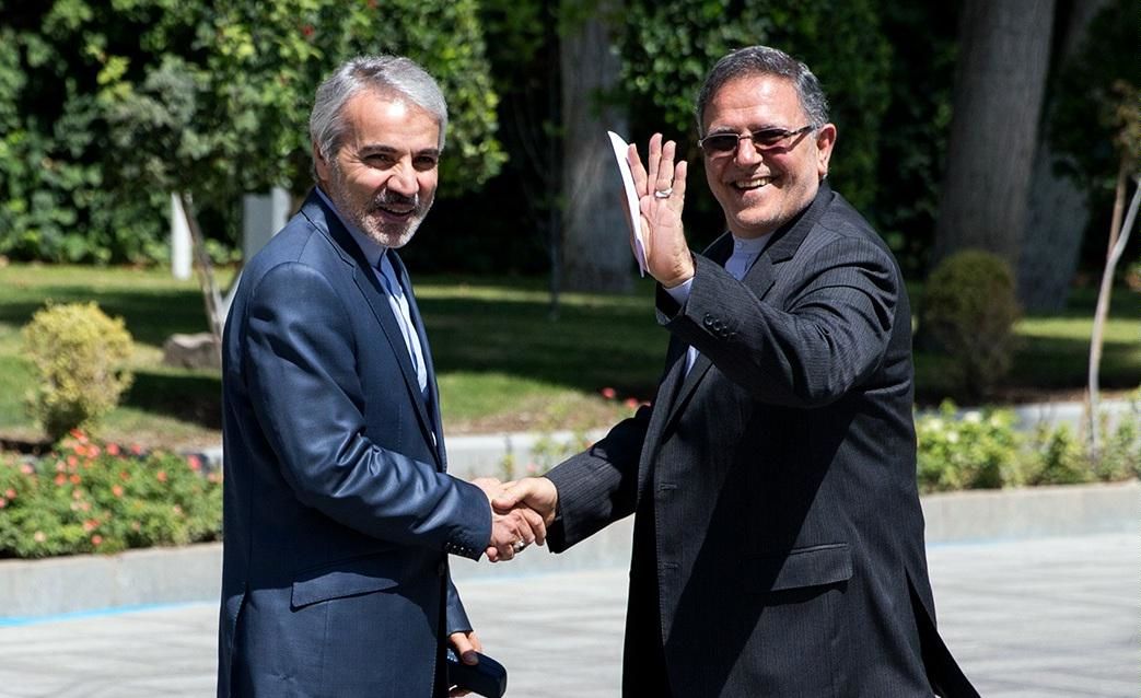 براساس محاسبات ما قیمت دلار باید زیر ۴۰۰۰ تومان باشد/ بانک مرکزی باید مدیریت قویتری بر بازار ارز داشته باشد