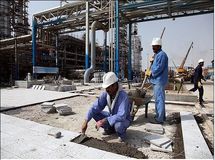 دولت در تعیین حداقل دستمزد برای کارگران محافظه کار عمل می کند/ سه ماهه بودن قراردادهای شغلی کارگران به بدنه کارگری ضربه می‌زند