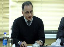 تا زمانی که به ما دلار ندهند هیچ خودرویی را نمی‌فروشیم/ این‌که واردکنندگان خودرو دلال خودرو نیستند که افزایش قیمت به نفع آنها باشد