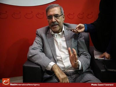 مشاور روحانی در جلسه با تولید کنندگان پوشاک با افتخار مارک کت و شلوار خارجی خود را نشان داد