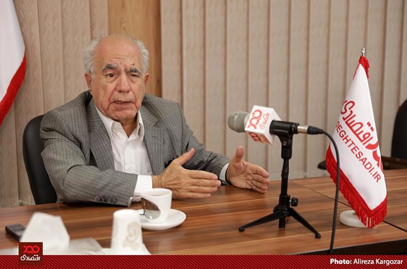 حرکت نقدینگی به سمت تولید برود، التهاب بازار ارز میخوابد!/ آنچه اکنون رخ داده است، آزادسازی نیست، رهاسازی اقتصاد است!/ نگاه دولتیها باید در اقتصاد تغییر کند