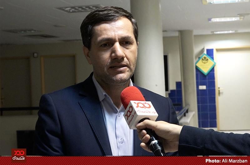 یک خانواده خاص در گمرک خودرو وارد می‌کند 