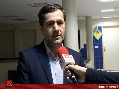 یک خانواده خاص در گمرک خودرو وارد می‌کند 