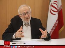 در دوران پهلوی اکثریت جمعیت کشور از خدمات بهداشتی، ارتباطی و آموزشی محروم بودند
