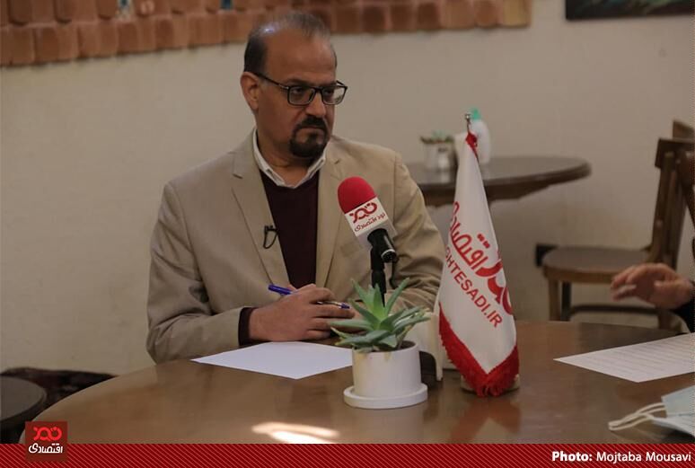 عکس/گفتگو با دکتر علی خاکساری، عضو هیات علمی دانشگاه علامه