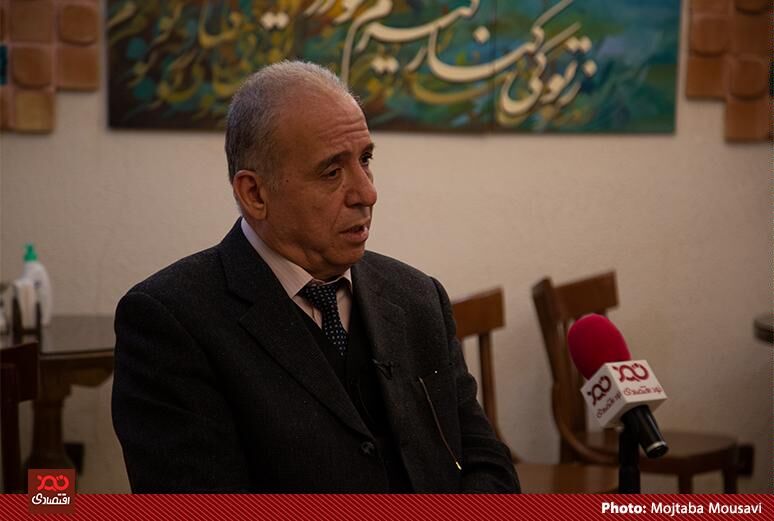 در اقتصاد ما در قیمت زولبیا و بامیه هم دخالت می‌کنند، بعد توقع دارند واکسن را بخش خصوصی وارد کند