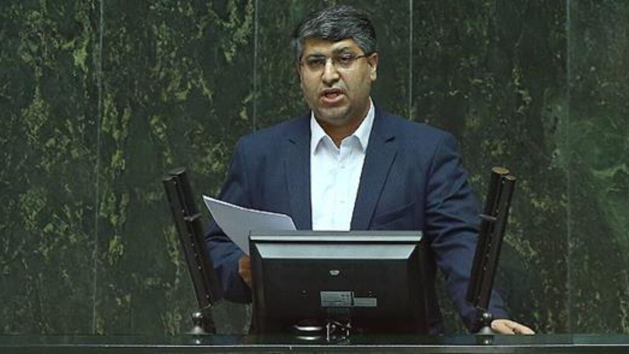 مسئولان تلاش کنند که کاهش قیمت دلار در زندگی مردم حس شود