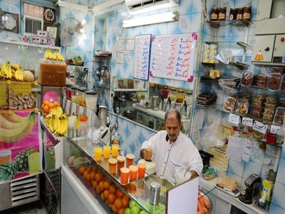 در برخی مناطق تهران، یک بطری آب هویج که سه هفته پیش ۳۸ هزار تومان بود، الان آن را ۹٠ هزار تومان می‌فروشند! 