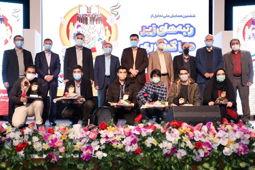 تجلیل از رتبه‌های زیر 100 کنکور شاهد و ایثارگر توسط بانک دی