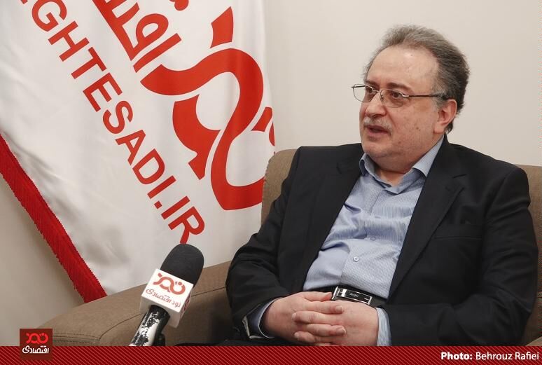  جریان نقدینگی و ثروت کشور در اختیار عده‌‌ای است که در برابر برنامه‌های دولت مقاومت می‌کنند