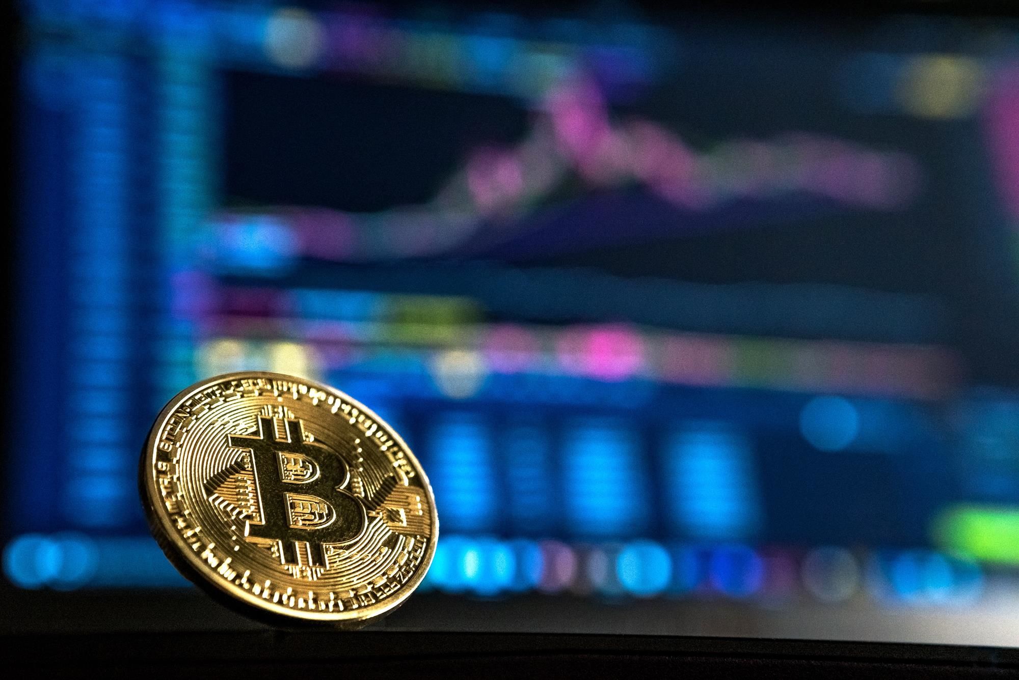نوسان نرخ ارزهای دیجیتال در بازار؛ ثبات بیت کوین در کانال ۵۰ هزار دلار