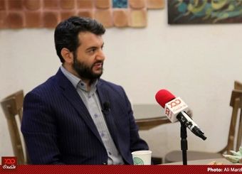 اگر بودجه نداریم، مدیران وزارت کار باید با آژانس رفت و آمد کنند؛ آنها حق ندارند با اموال مردم در صندوق‌های بازنشستگی خودرو بخرند و سوارش شوند