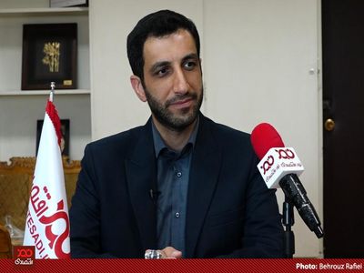 کارمندان دولت خیال می‌کنند باید حتما در طبقه متوسط قرار بگیرند اما بسیاری از کارمندان دولت در دهک دهم قرار گرفته و یارانه‌شان قطع شده است (۳)