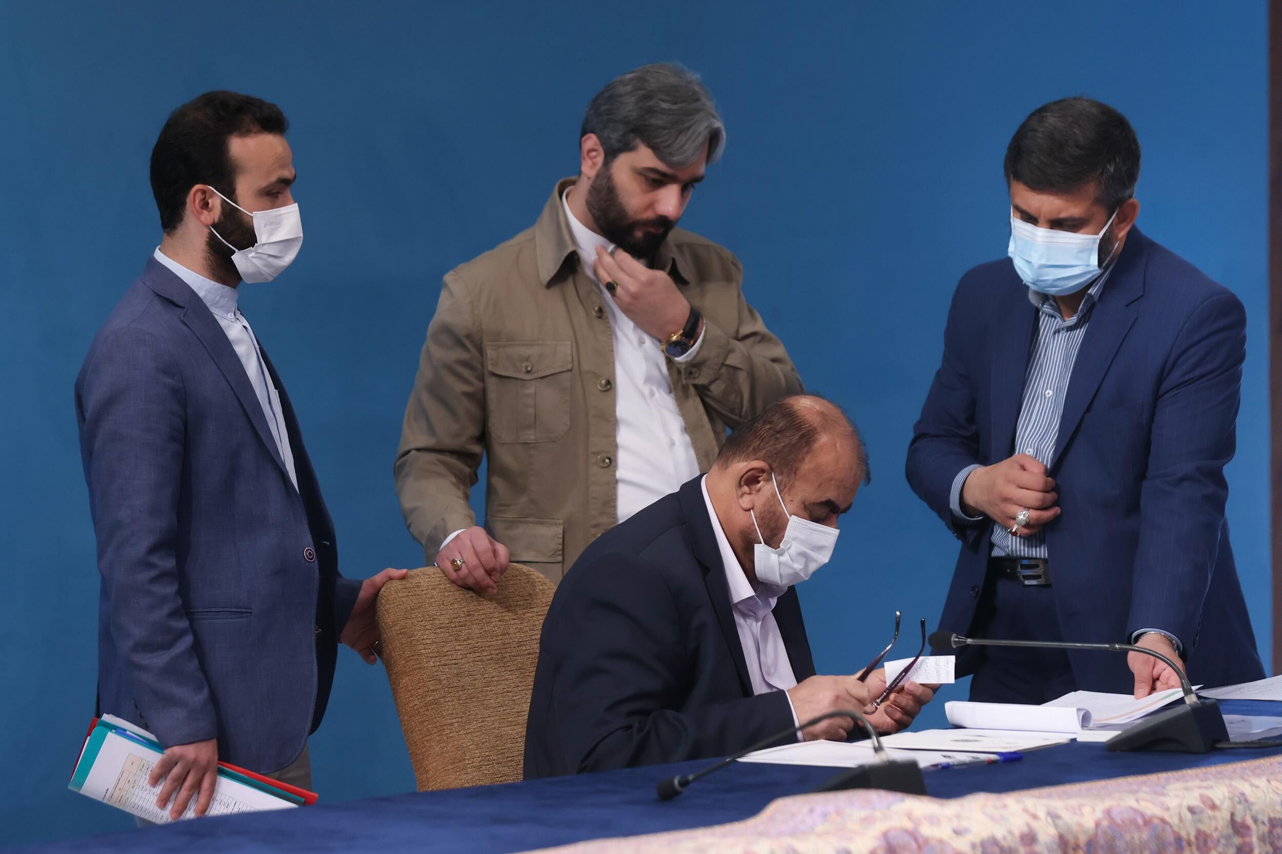 آقای وزیر! رئیس جمهور با شماست! چرا معاون مسکنی وزیر روحانی را عوض نمی‌کنید!