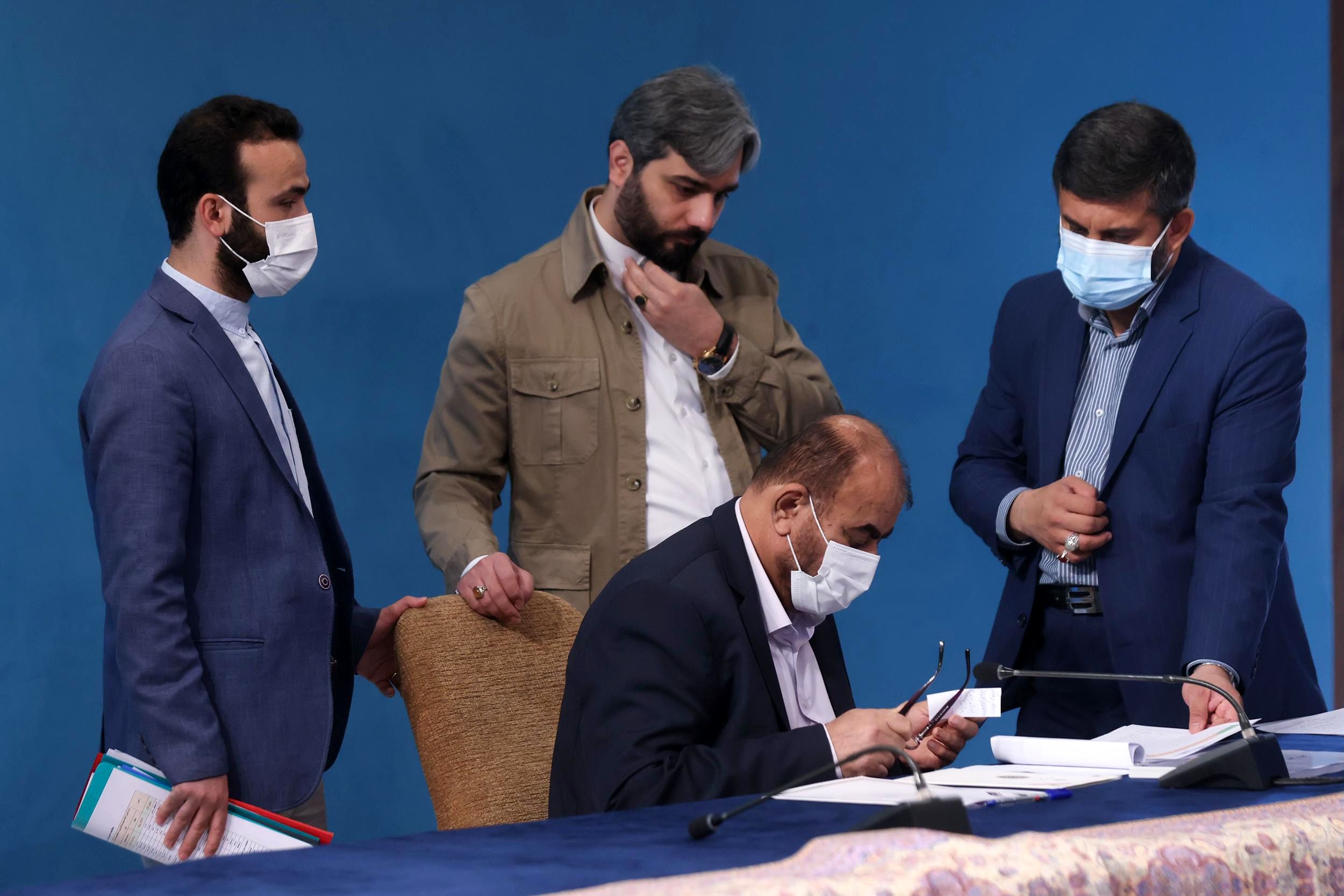 آقای وزیر! رئیس جمهور با شماست! چرا معاون مسکنی وزیر روحانی را عوض نمیکنید!