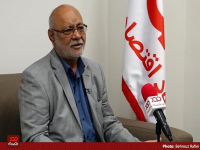 فرد در ۵۰ سالگی بازنشسته می‌شود، اما نمی‌تواند در خانه بنشیند و می‌رود سراغ کار؛ بنابراین جای جوانان را می‌گیرند!