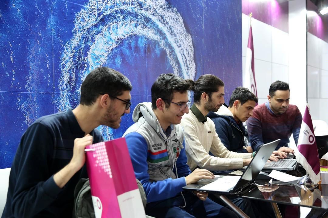 استقبال کارجویان از شرکت خدمات ارتباطی رایتل در نمایشگاه کار