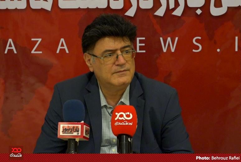 درگیری با قاچاقچیان ارز و پتروشیمیهایی که ارز خود را در سامانه نیما عرضه نمیکنند، به تنهایی از عهده بانک مرکزی بر نمیآید