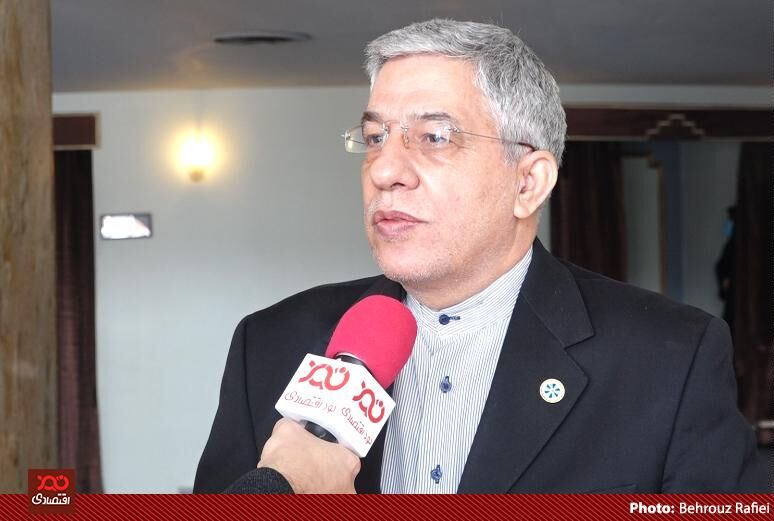 حضور یکی از نامزدهای انتخابات اتاق بازرگانی بر سر قبر شاه مخلوع 