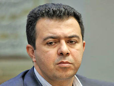 او اطلاعات محرمانه ارزی را به خارجی‌ها می‌داد