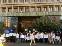 گزارشی از اعتراضات مردمی به ریاست غیرقانونی سلاح ورزی روبروی وزارت صمت