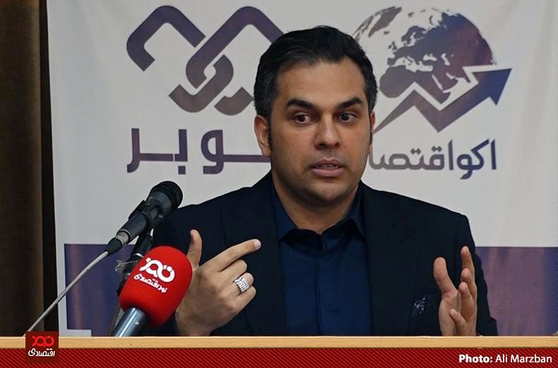 احتمال کاهش نرخ دلار به کانالهای پایینتر/ تحریک انتظارات تورمی، نرخ ارز را افزایشی میکند/ نرخ واقعی دلار ۵۴ هزار تومان است