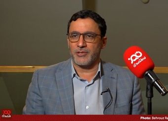 پنج ساعت هم پیش علی‌آبادی بنشینید چهار ساعتش را فقط درباره ماشین برقی صحبت می‌کند