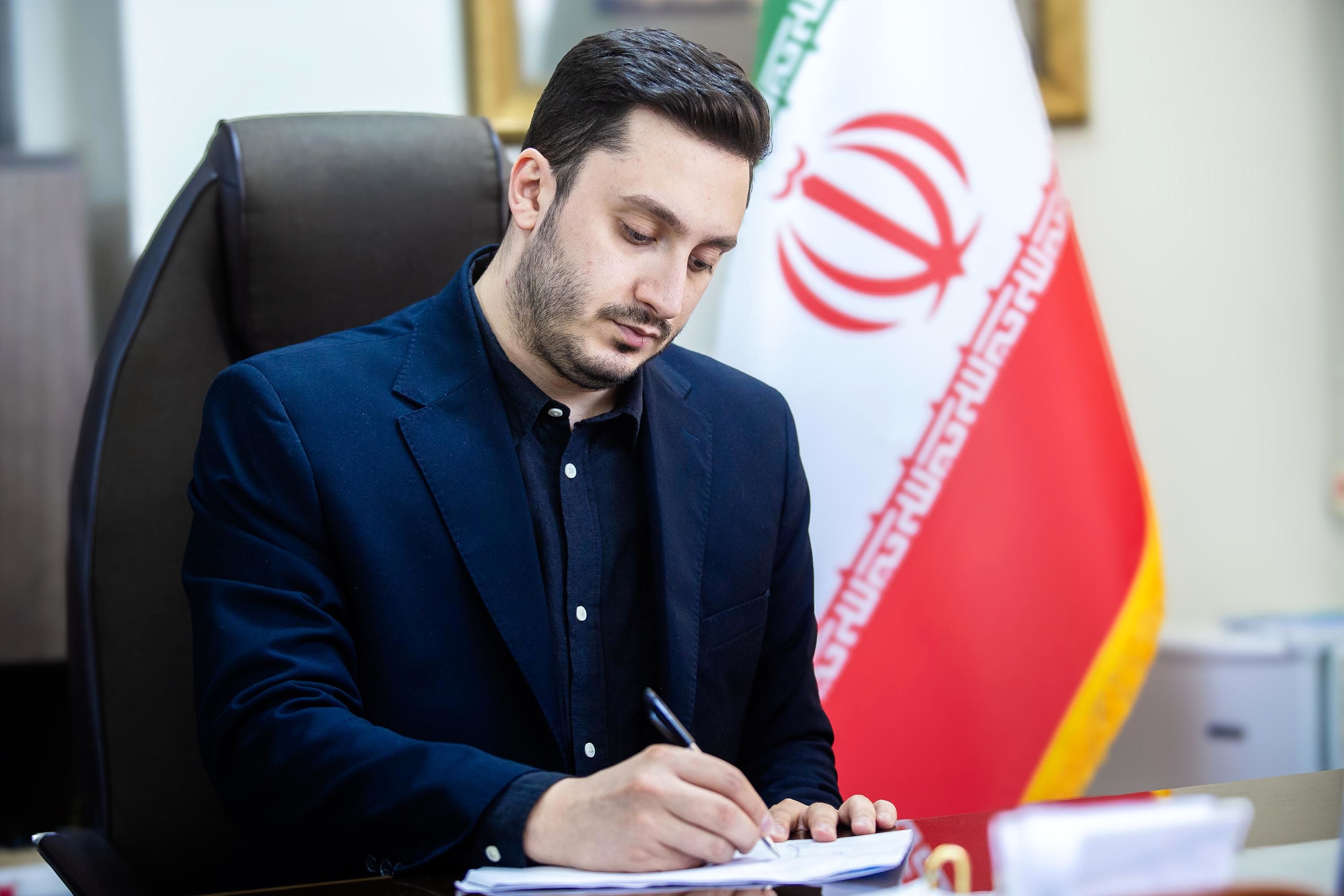 ادعای تخصیص ارز و وامهای کم بهره برای ساخت موبایل ایرانی کذب محض است