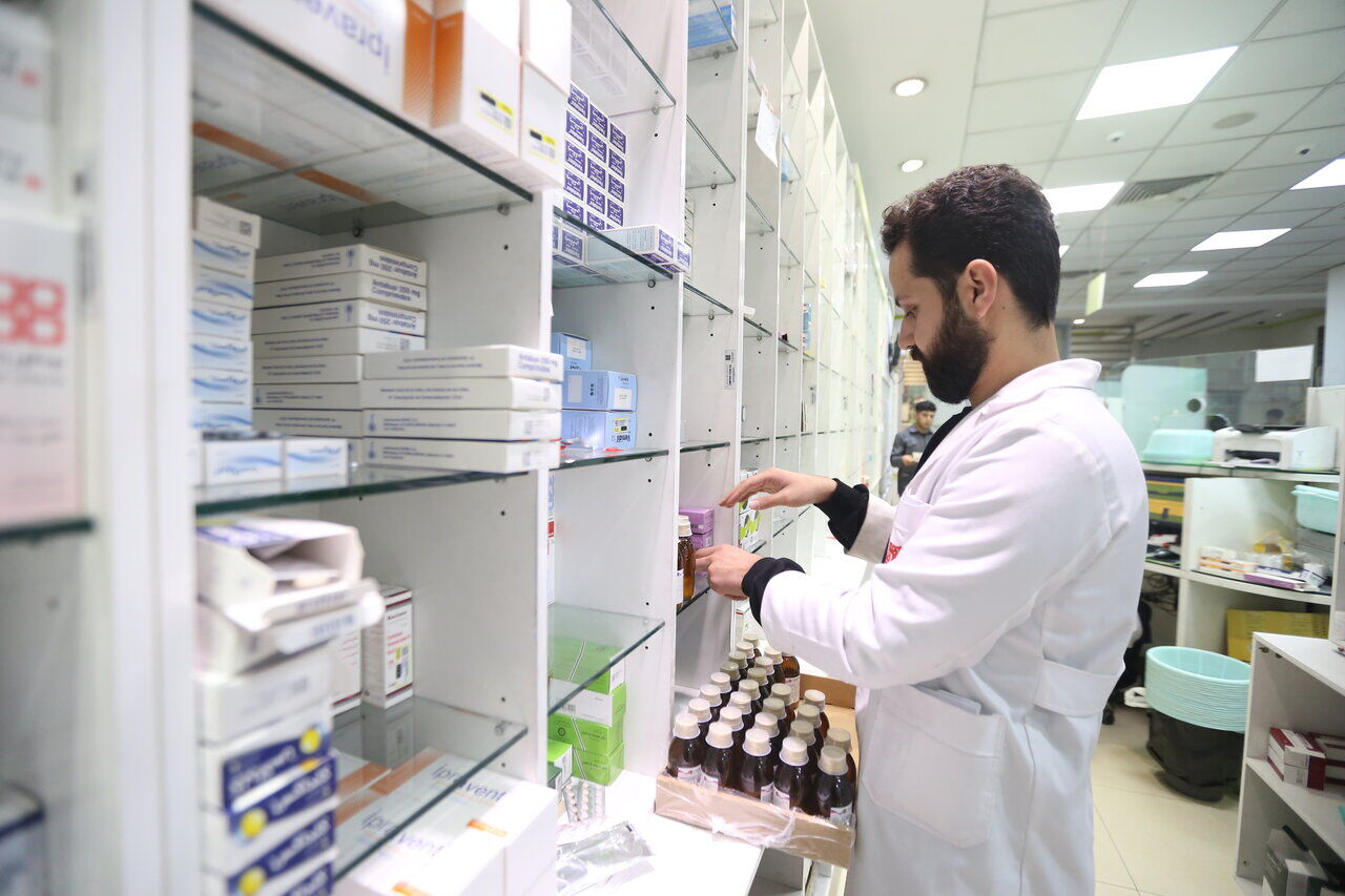 خط قرمز قیمت‌گذاری دستوری بر صنعت دارو / بدهی ۲۶۷ همتی، تولید را به مرز تعطیلی کشاند