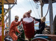 پشت پرده درآمد نفتی ایران؛ از رکورد صادرات تا کاهش قیمت

