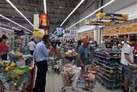 کالاهای اساسی به وفور در بازار توزیع می‌شوند

