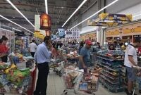 کالاهای اساسی به وفور در بازار توزیع می‌شوند
