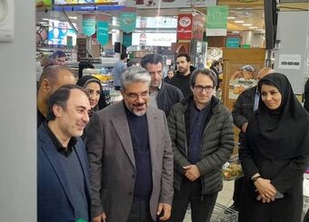 تقدیر مهدی پیرهادی از «مجاهدت در خدمات‌رسانی» کارکنان شهروند/ رضایت شهروندان از تنوع کالایی و طرح‌های حمایتی در بازدید عضو شورای شهر
