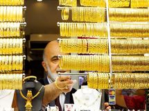 سرگردانی نقدینگی سرمایهگذاران/ فعلا نوبت طلا و ارز است