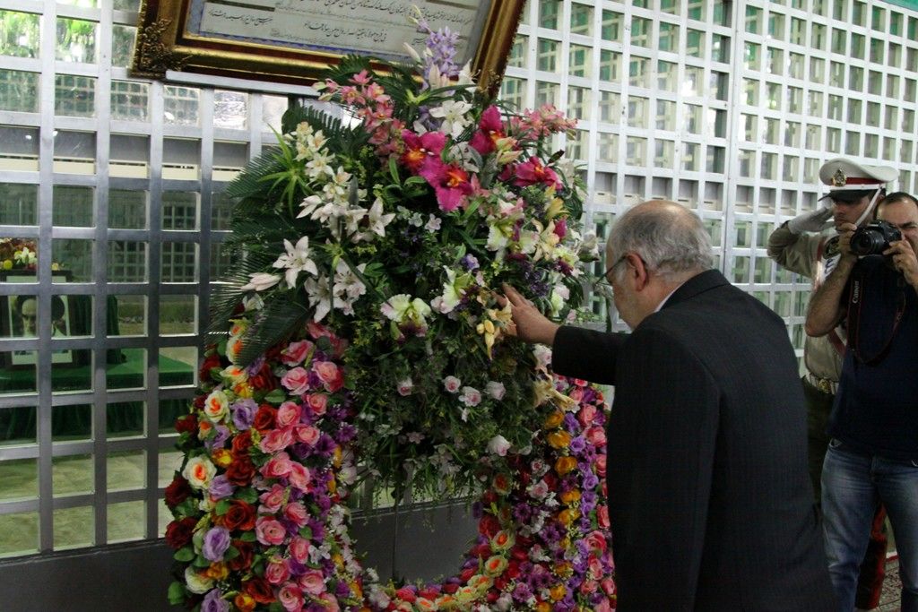 وزیر صنعت: آرمانهای حضرت امام(ره) را سرلوحه برنامهها قرار دهیم