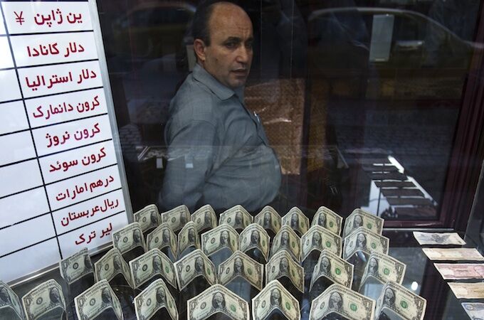 قیمت دلار در بازار پنج تومان افزایش یافت