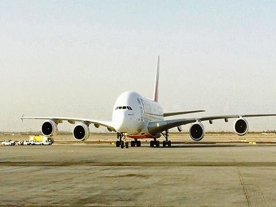 هواپیمای پهن پیکر &#39;ایرباس ای380&#39; امارات در فرودگاه بین‌‌المللی امام به زمین نشست