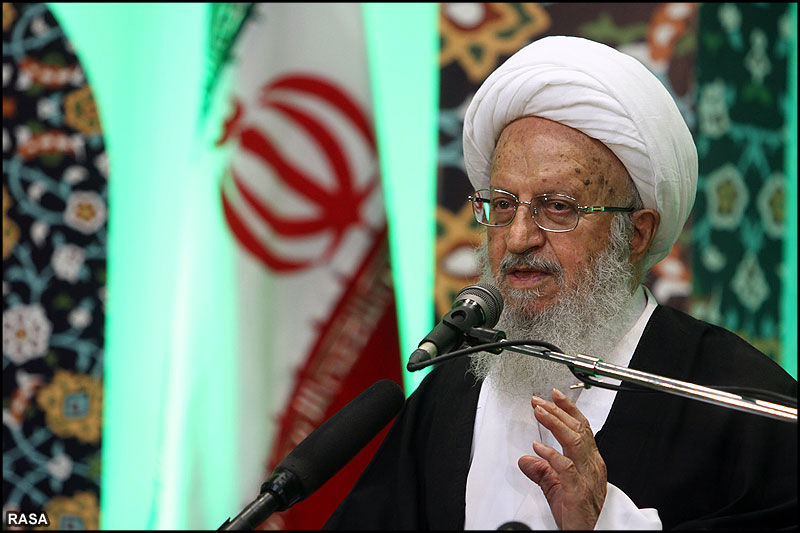 آیتالله مکارم: نظام بانکی با انحراف از مسیر عقود شرعی و قناعت به اسناد صوری، به رباخواری آلوده شد