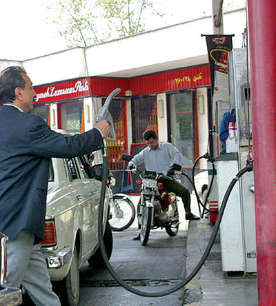 نماینده مجلس: طرح سرطانزا بودن بنزین داخلی با هدف اغراض سیاسی بود