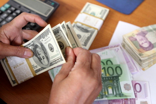 یک اقتصاددان: گران کردن دلار برای جبران کسری بودجه عواقب خطرناکی دارد