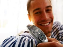 کنترل تلویزیون‌های جدید به زبان فارسی تجهیز شدند