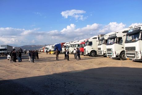 عقب نشینی وزارت راه کامیونداران ایرانی را در خاک ترکیه زمینگیر کرد