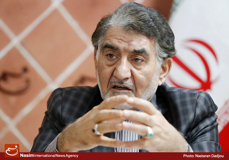 آل‌اسحاق: سایه مبارک سیاست از روی اقتصاد برداشته شود