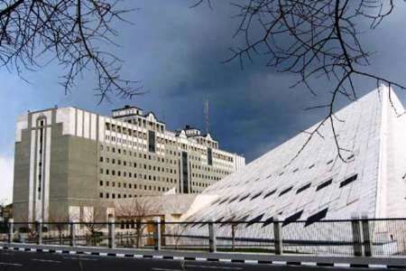 بازنشستگان فولاد برای دومین روز مقابل مجلس تجمع کردند